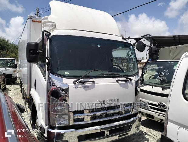 Isuzu 2016 White - main view