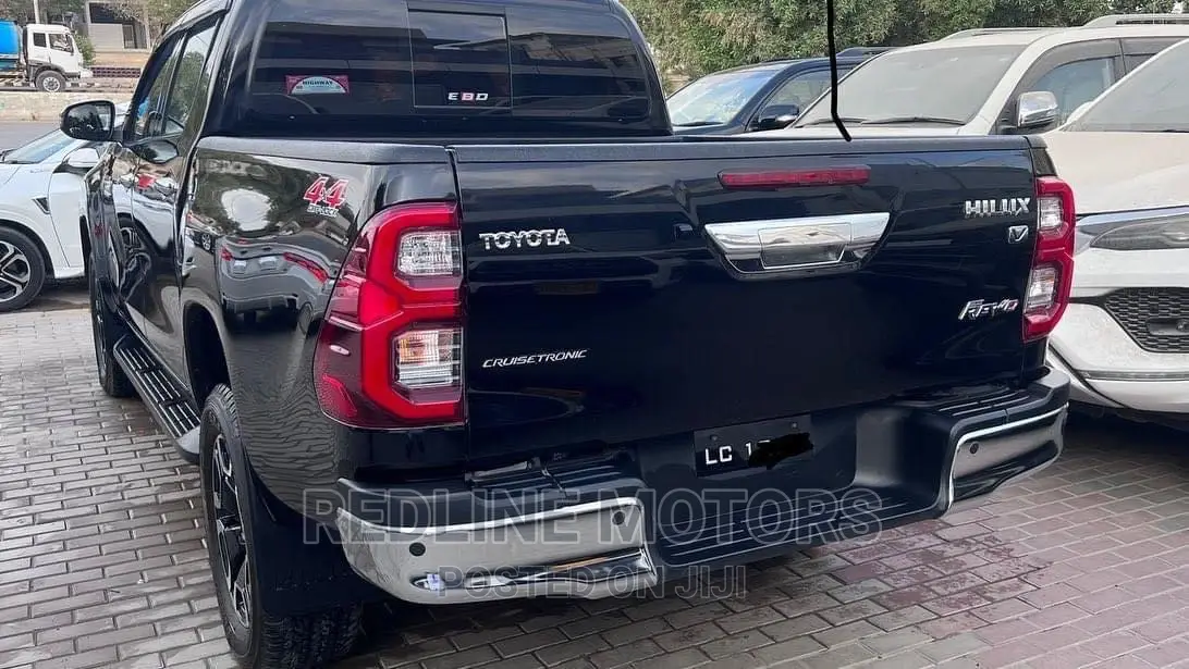 Toyota Hilux 2022 Black