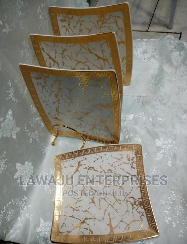 Marble Channel Dinner* *Plate Gold Marble.*
