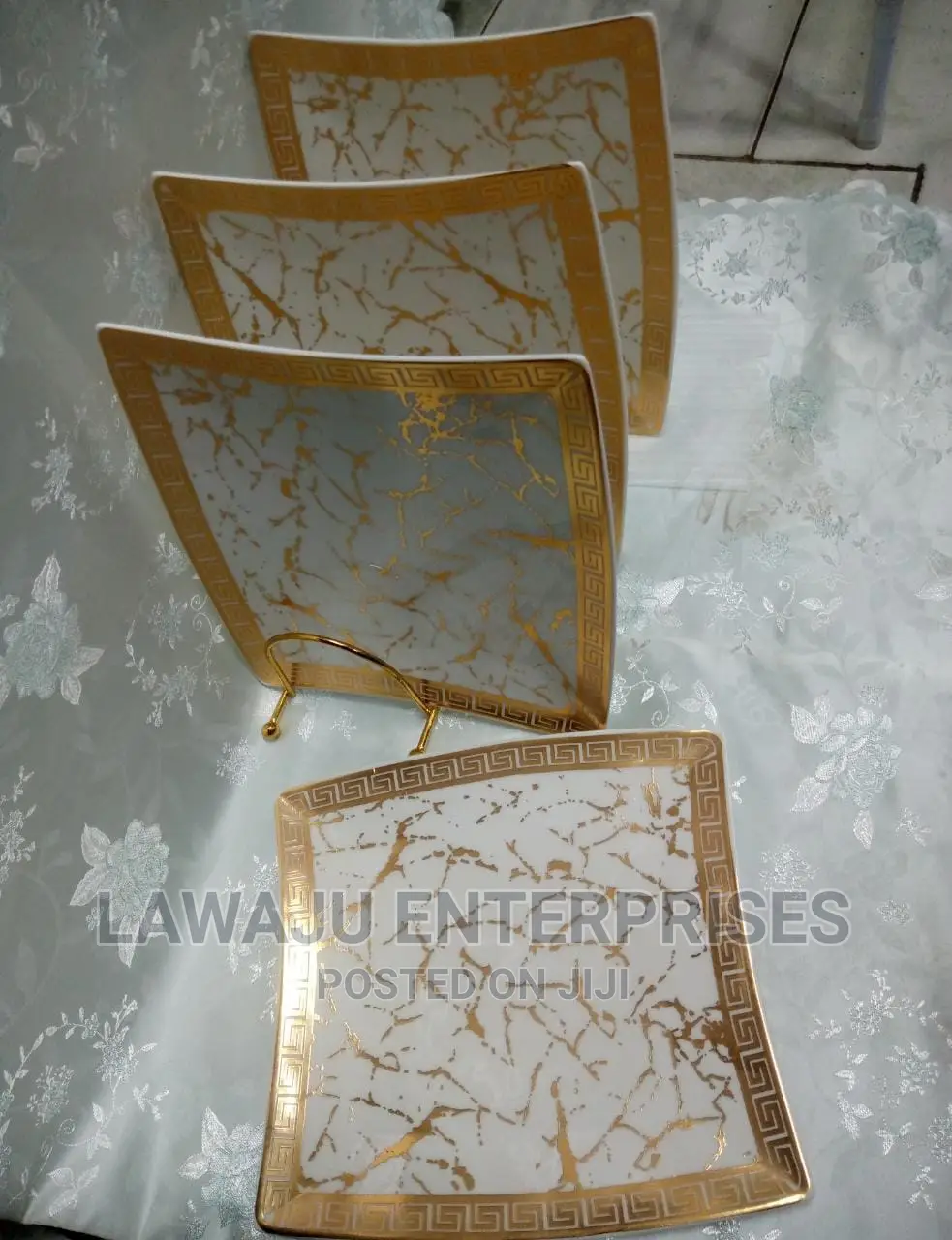 Marble Channel Dinner* *Plate Gold Marble.*