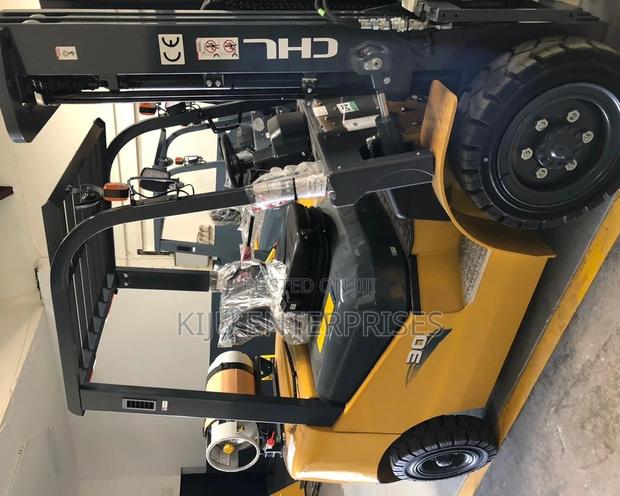 Forklift 3 Tonnes Stocked - thumbnail 2