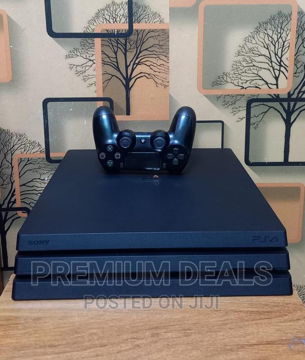 Ex Uk Ps4 Pro With Accessories and Original Controller.