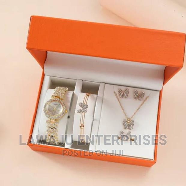 Wrist Watch With Bracelet Gift - main view