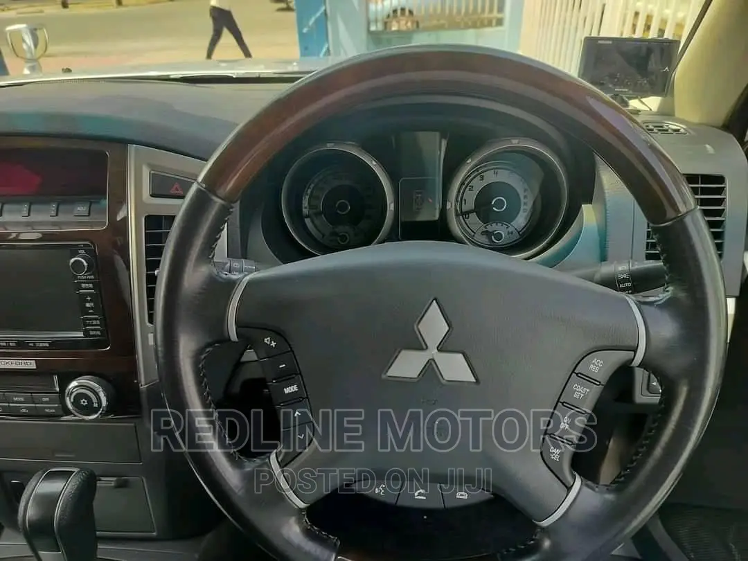 Mitsubishi Pajero 2017 Silver
