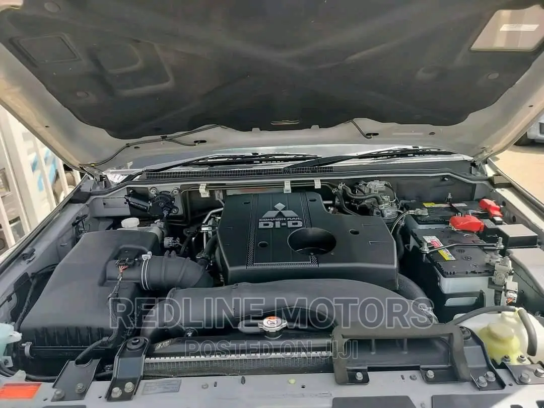 Mitsubishi Pajero 2017 Silver