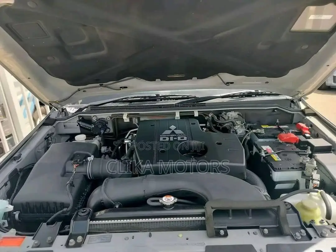 Mitsubishi Pajero 2017 Silver
