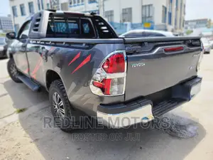 Toyota Hilux 2016 Gray