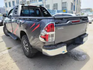 Toyota Hilux 2016 Gray