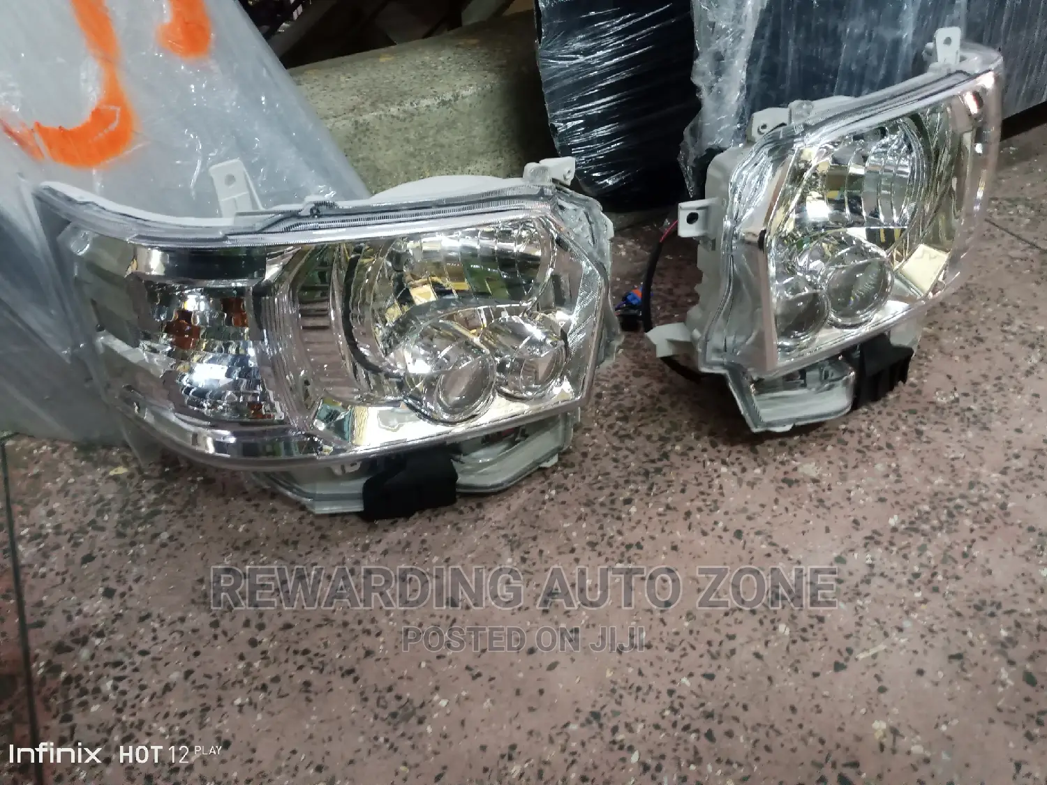 9L.Toyota Hiace Headlights Xenon.