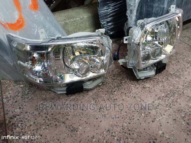 9L.Toyota Hiace Headlights Xenon.