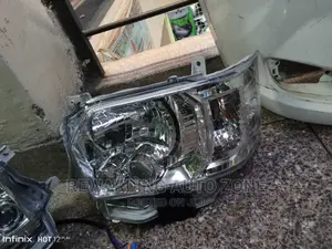 9L.Toyota Hiace Headlights Xenon.