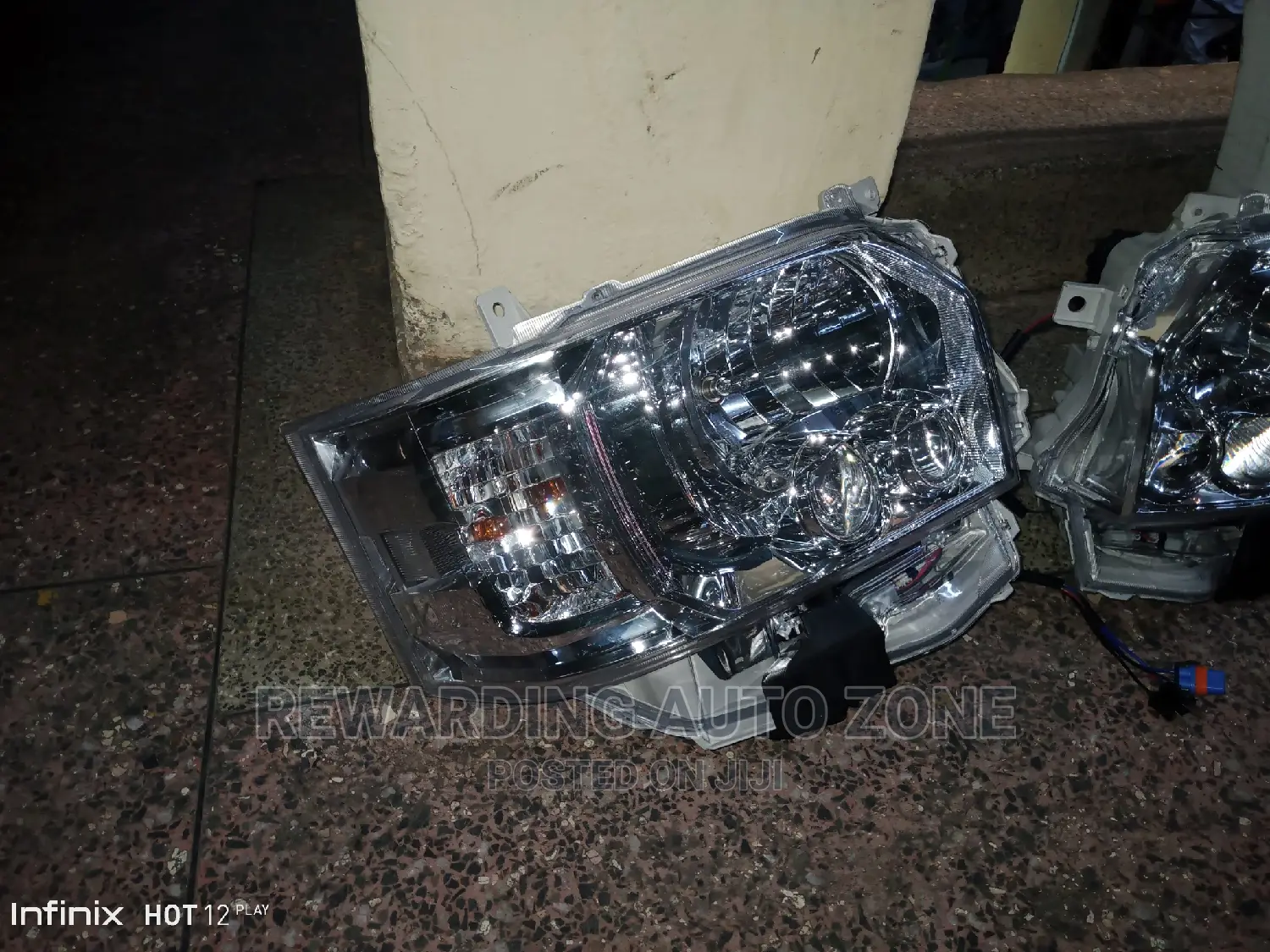 9L.Toyota Hiace Headlights Xenon.