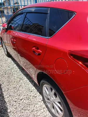 Toyota Auris 2012 Red
