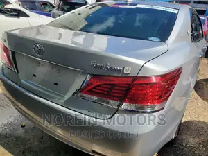 Toyota Crown 2016 Silver