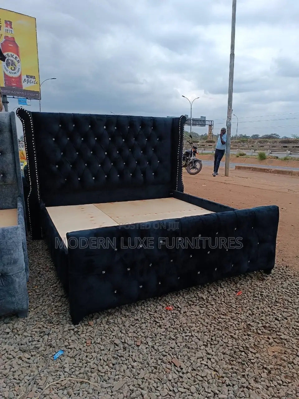 6/6 Black Tufted Bed