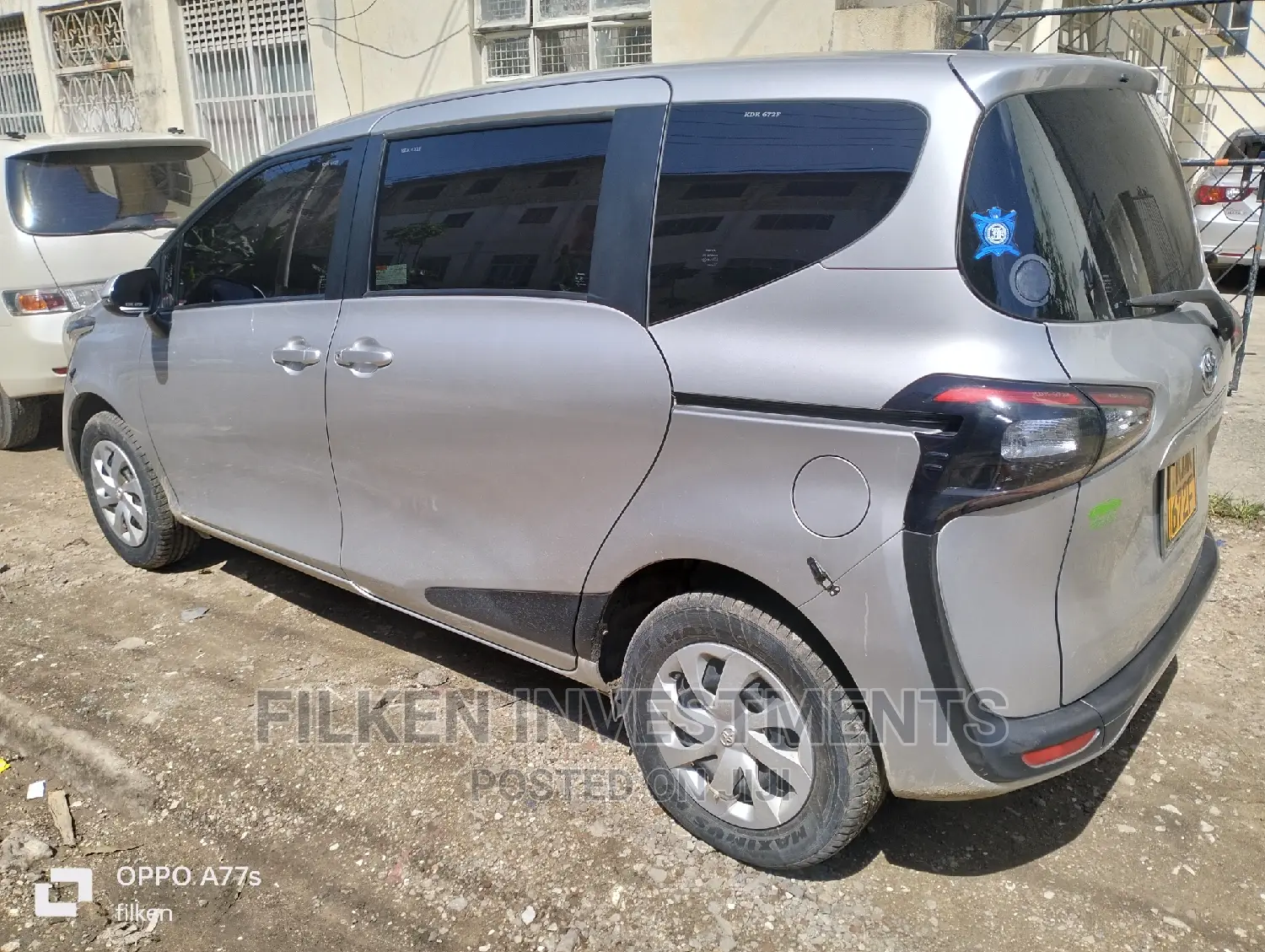 Toyota Sienta 1.5 FWD (6-seater) 2015 Silver