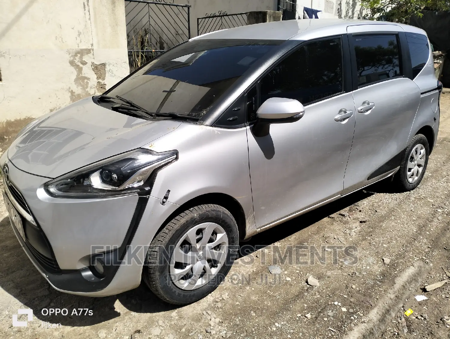 Toyota Sienta 1.5 FWD (6-seater) 2015 Silver