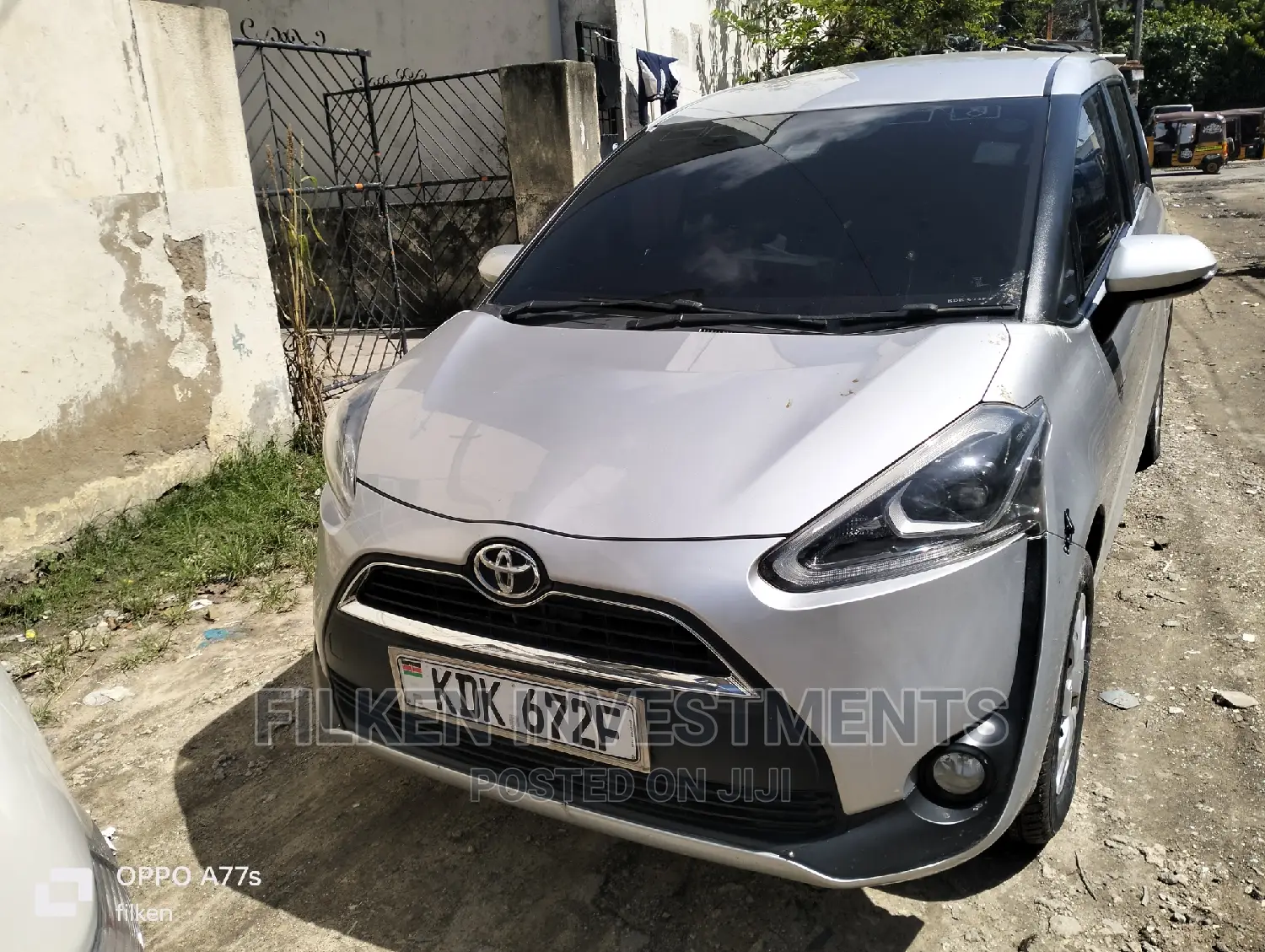 Toyota Sienta 1.5 FWD (6-seater) 2015 Silver