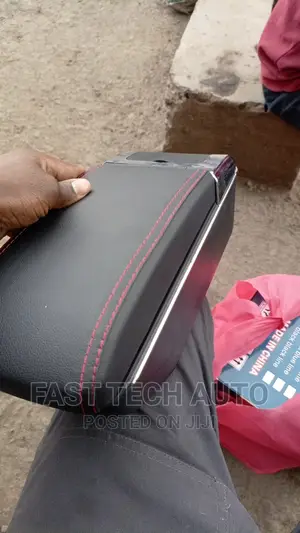 Toyota Voxy, Noah Armrest