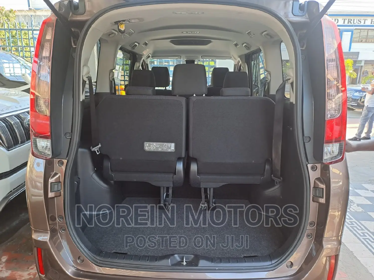Toyota Noah 2016 Brown