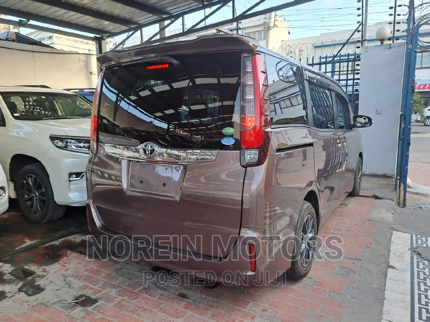 Toyota Noah 2016 Brown