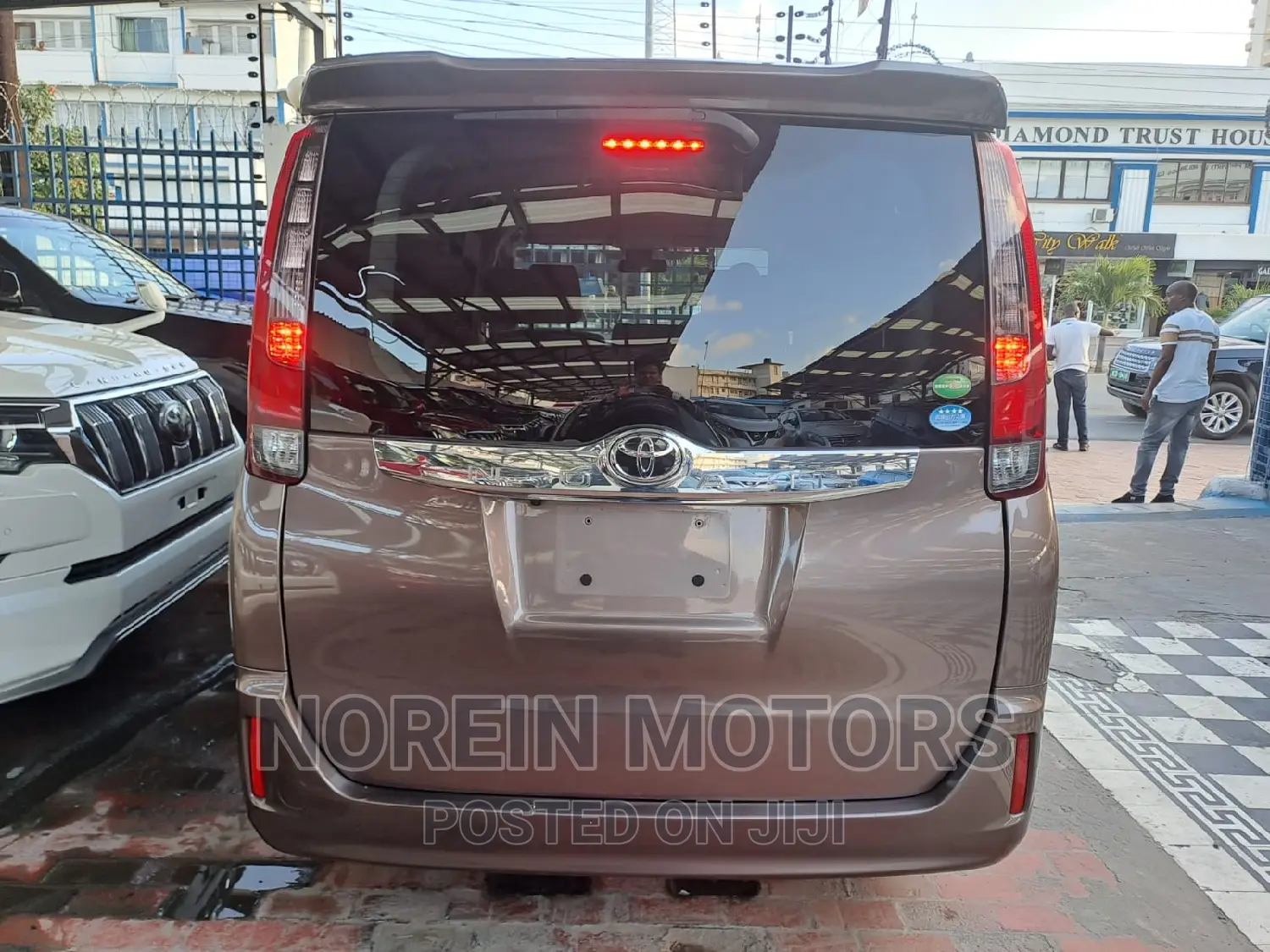 Toyota Noah 2016 Brown