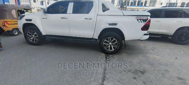 Toyota Hilux 2018 White - thumbnail 8