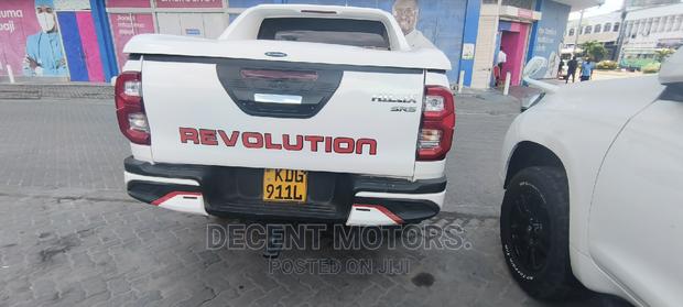 Toyota Hilux 2018 White - thumbnail 9
