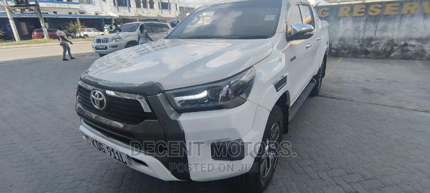 Toyota Hilux 2018 White - thumbnail 2