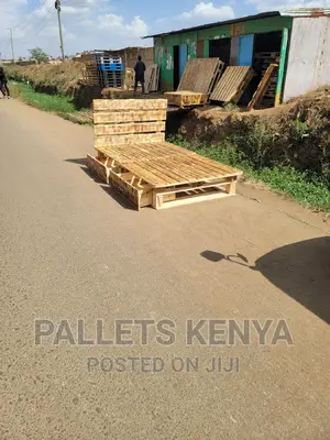 4*6 Blazed Pallet Bed- Detachable With Drawers (7€8)