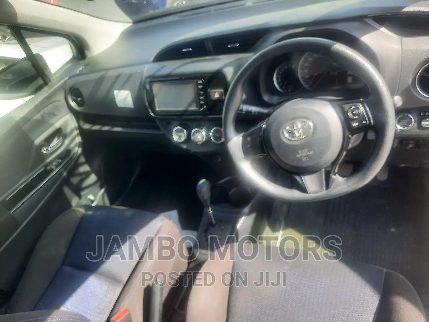 Toyota Vitz 2016 Silver