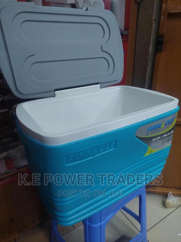 34.5 Litre Cooler Box - thumbnail 2