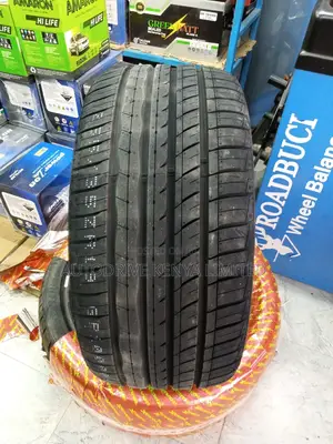 255/35r19 Roadx Tyre