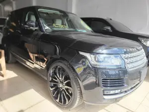 Black Land Rover Range Rover Vogue 2017 - Prestigious SUV