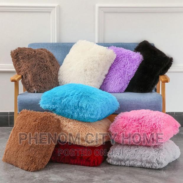 Fluffy Throwpillow. Overs
