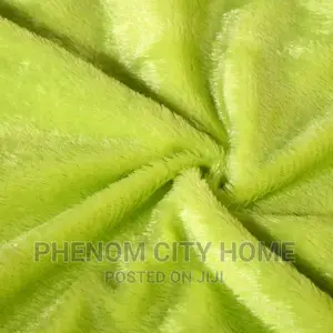 Fluffy Throwpillow. Overs