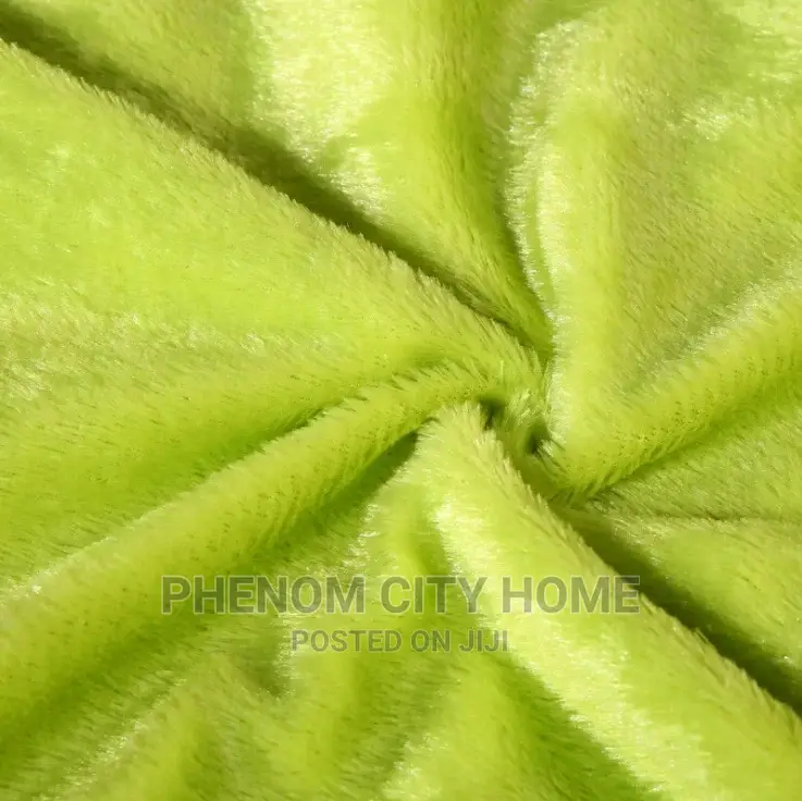 Fluffy Throwpillow. Overs