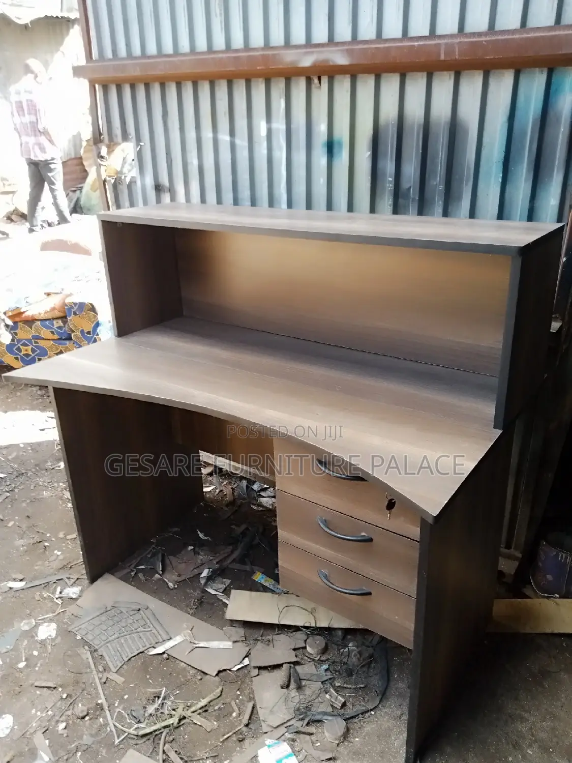 1.2 Reception Desk