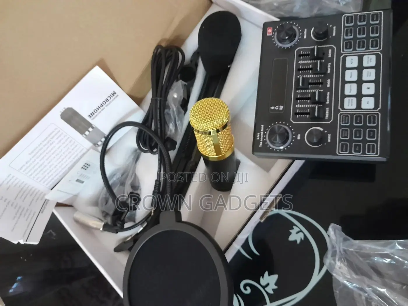 PROFESSIONAL Condenser MICROPHONE With V8 Live Sound Card