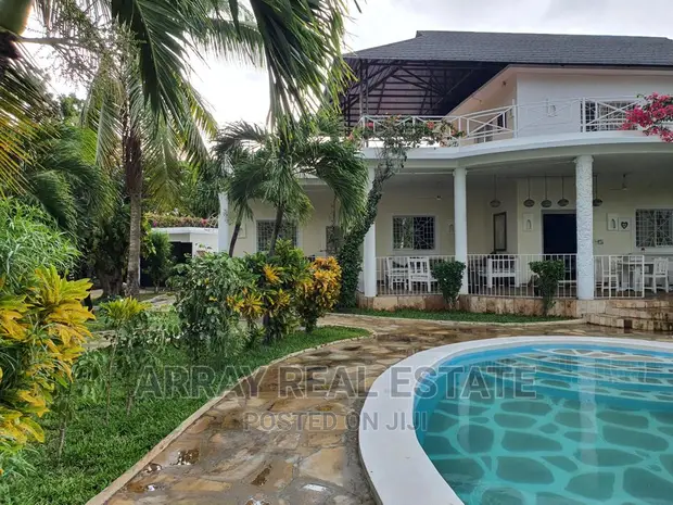 4bdrm Maisonette in 4 Br Sitting On 1/2, Town Centre for sale