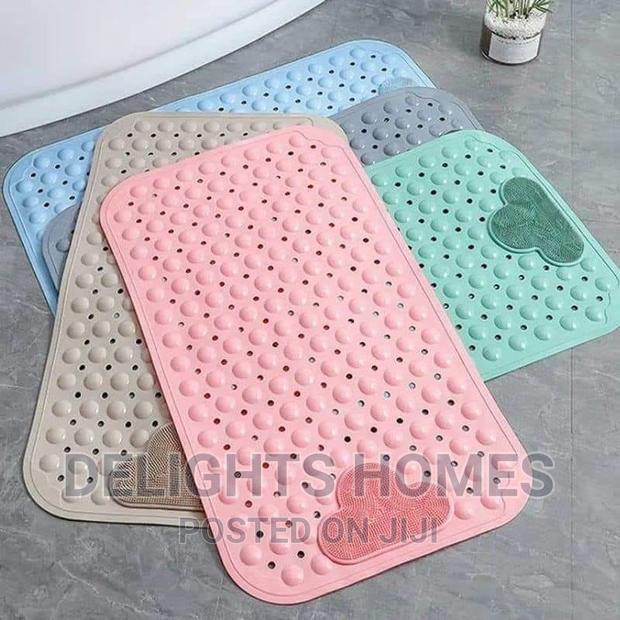 Anti Slip Bathroom Mat With Foot Scrub