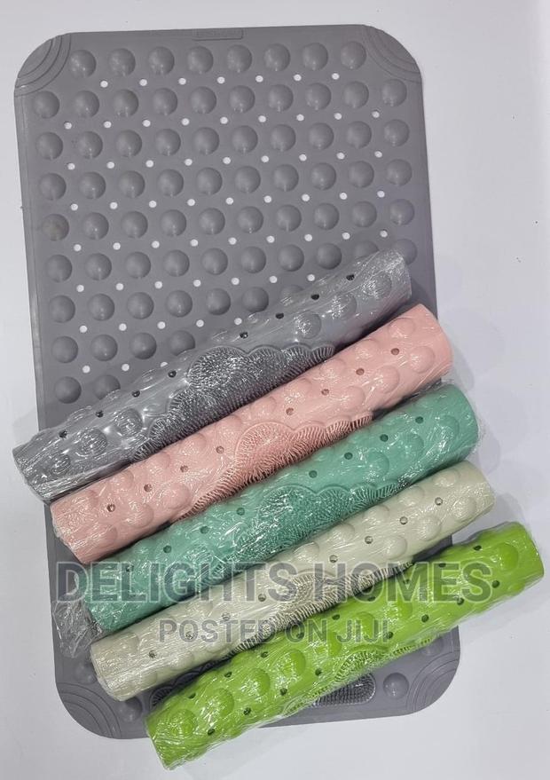 Anti Slip Bathroom Mat With Foot Scrub - thumbnail 2
