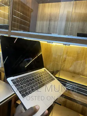 New Laptop Apple MacBook Pro 2015 8GB Intel Core I7 SSD 256GB