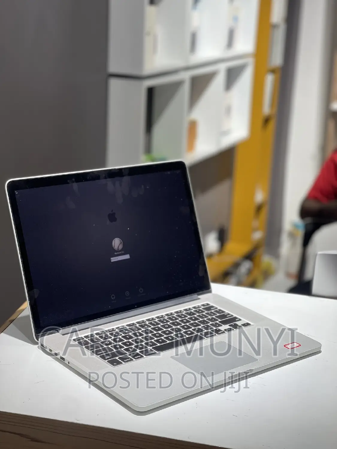 New Laptop Apple MacBook Pro 2015 8GB Intel Core i7 SSD 256GB