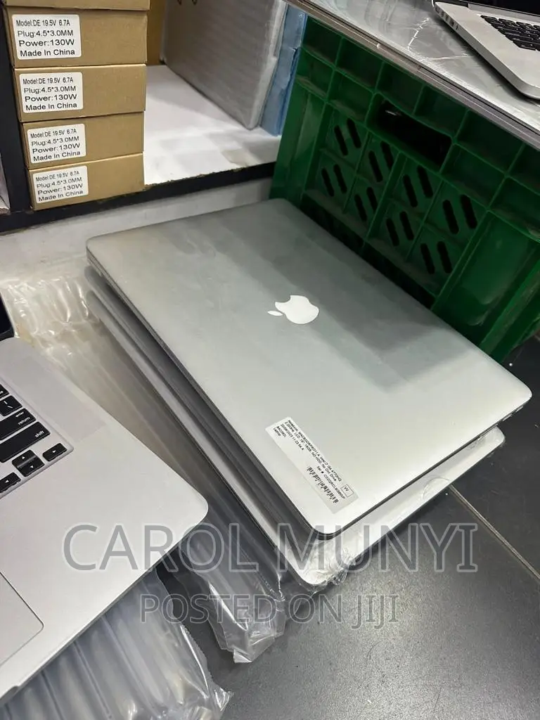 New Laptop Apple MacBook Pro 2015 8GB Intel Core i7 SSD 256GB