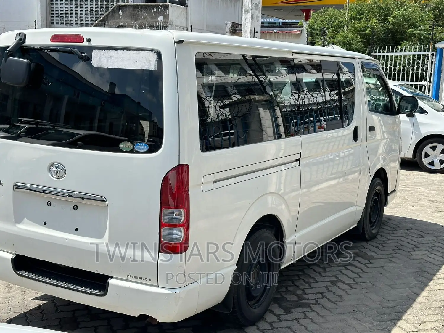 Toyota HiAce 2017 White
