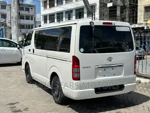 Toyota HiAce 2017 White