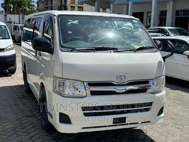 Toyota HiAce 2017 White