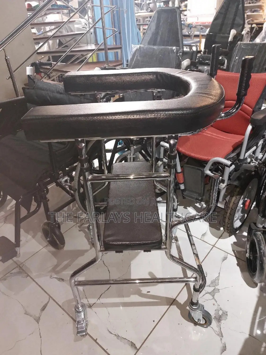 Walker With Armrests and Seat.