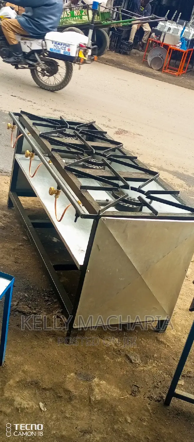 Closed Three Burner Gas Grill Jikos
